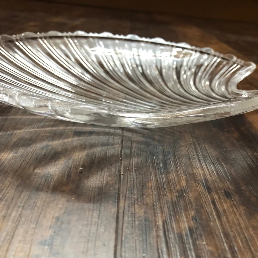 7" Vintage Glass Seashell Dish for serving, soap, trinkets - Picture 6 of 7